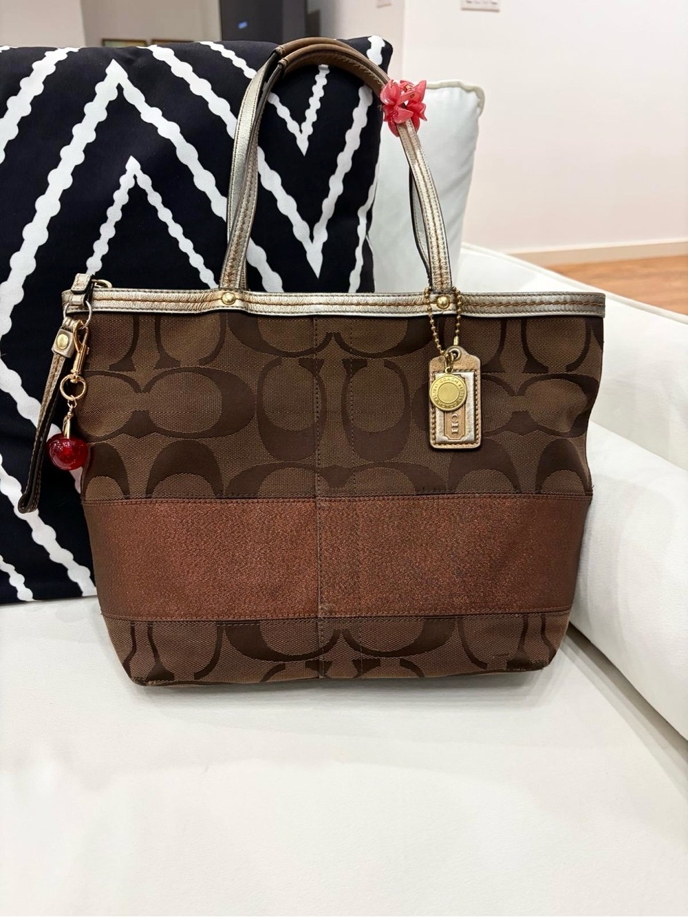 Coach Signature Brown & Metallic Gold Tote 🤎